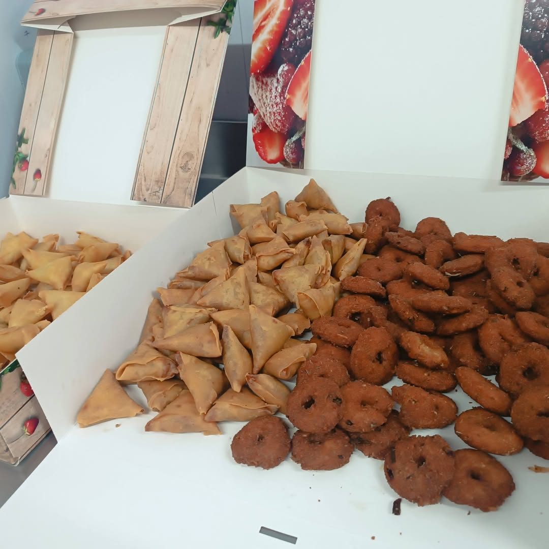 Samoussas et bonbons piment dans une boîte traiteur